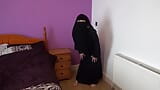 Dansând în Burka și Niqab în picioare goale și masturbându-se snapshot 2