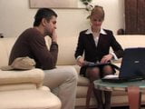 Martha, un dirigente milf seduce il suo assistente per farsi scopare snapshot 4