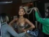 Ariana Grande sexy cache ses petits seins snapshot 8