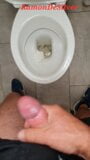 Master Ramon pisst und wichst gnadenlos die Toilette voll, arme Putzfrau snapshot 12