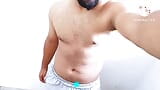 Un jeune garçon de gym desi indien à gros corps musclé et une grosse bosse montre devant la caméra snapshot 5