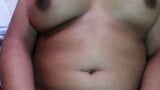 Une coquine aux gros seins se doigte la chatte juteuse snapshot 7