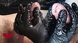 De meesteres in latex handschoenen masseer het sperma uit de pik. snapshot 2