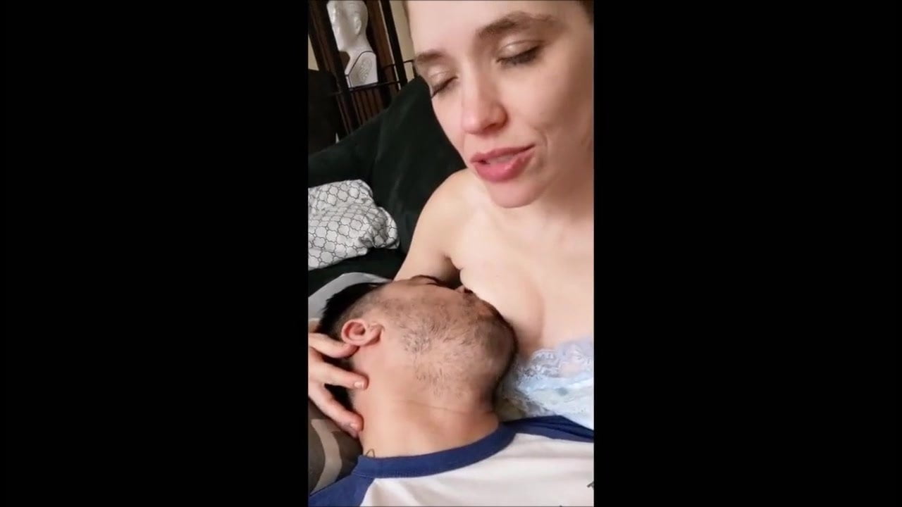 妻が夫に授乳してダブルオーガズムに達する！ | xHamster