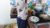 Vrouw in een rode sari in de keuken snapshot 1