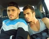 Des mecs mignons sucent et s'embrassent dans la voiture snapshot 4