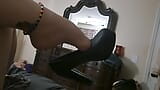 Une MILF angle ses nouveaux talons allongée dans son lit snapshot 10