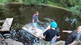 噴出する川で木材を使う5人の男 snapshot 8