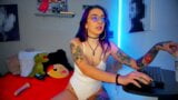 Kolumbianerin mit lila Haaren, Brille und tätowiert hat den Körper einer Sexgöttin, sie verführt dich aus ihrem Zimmer snapshot 6
