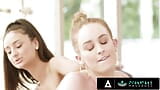 Nuru Massage - la sexy Eliza Ibarra et Daisy Stone sucent un veinard avant de se faire baiser snapshot 12