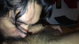 Une hippie poilue hétérosexuelle suce et avale du sperme - vidéo porno snapshot 16