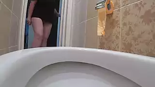 Ngintip kamera toilet istri berumur lagi kencing close up, lubang ...
