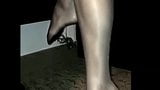 Une fille tellement sexy en collants brillants s&#39;allume en talons snapshot 2