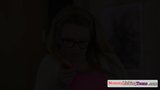 Vollbusige lesbische MILF-Muschi mit Gurke gespielt snapshot 1