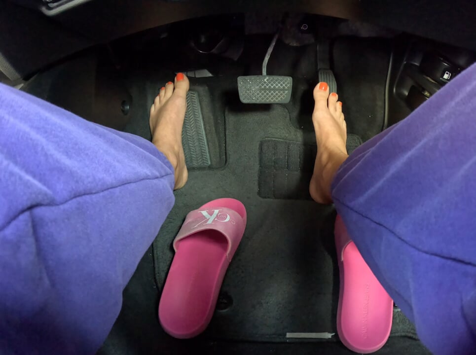 Awek memandu bertelanjang kereta dan menekan pedal