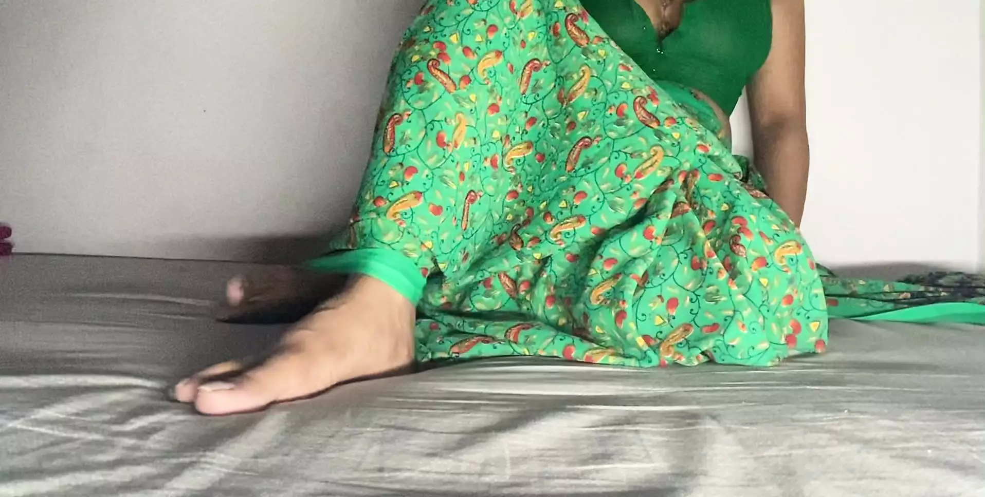 Seksi kız arkadaş büyük salatalık ile mastürbasyon yapıyor ve amını parçalıyor