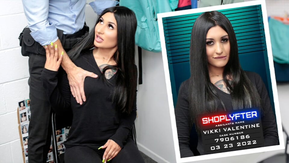Shoplyfter - ein heißes schätzchen mit tätowierungen spreizt ihre beine im sicherheitsbüro und wird auf dem schreibtisch gefickt