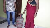 Bhabhi ji ka cilindro khatm ho gaya cilindro wala ghar mein aakar bhabhi ji ko chod dala snapshot 4