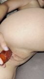 Amateur-Mutter fickt sich mit rotem vibrierendem Dildo, während Ehemann sie aufnimmt snapshot 14