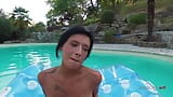 Bruna francese ISTRUZIONI per sborrare nella piscina snapshot 4