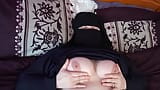 Bleke huidsvrouw in moslimburka en Niqab die zwarte dildo neukt snapshot 6