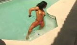 Tatiana em topless na piscina snapshot 9