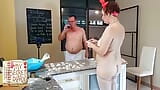 Gătind în pielea goală. Menajeră nudistă, Bakers. Servitoare goală. Gospodină goală. L1 snapshot 24