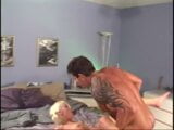 Lucky Lee Stone mengongkek pengasuh blonde muda yang cantik di biliknya snapshot 15