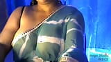 Une bhabhi canon et sexy exhibe ses beaux seins en gardant son soutien-gorge sous ses seins snapshot 11