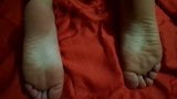 Yatakta çıplak karina, perukta kıyafet yok snapshot 8