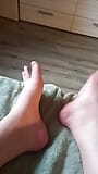 Estoy solo y decidí mostrar mis piernas y dedos de los pies snapshot 6
