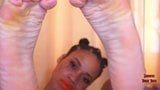 Déesse Rosie Reed adoration des pieds en POV, semelles et orteils snapshot 9