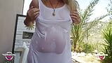 Nippleringlover - une MILF excitée est nue dehors, jouant avec un tuyau dans sa chatte percée grande ouverte - gros tétons sous une chemise mouillée et voyante snapshot 6