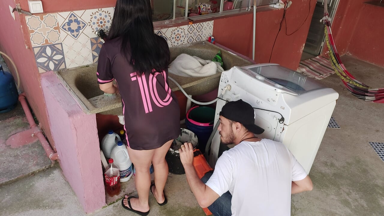 Hotwife riceve il tecnico della lavatrice mentre il cornuto è al lavoro