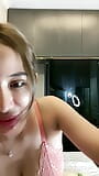 Meisje uit Jakarta doet hete live streaming om je op te zetten snapshot 15