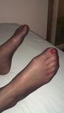 Cumshot på flickvän sexig svart nylon strumpa fötter efter footjob snapshot 1