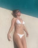 Elizabeth Hurley întinsă lângă piscină în bikini alb snapshot 5