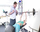 Notgeiler alter fitness trainer fickt die zierliche teen im fitnessstudio! snapshot 5