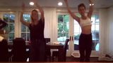 Kate Beckinsale e la calda amica bionda ballano con `` tutti '' snapshot 5