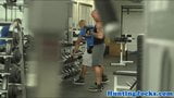 Semental musculoso tirando polla en el gimnasio snapshot 1