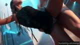 Des fêtardes coquines baisent dans une orgie en club snapshot 10