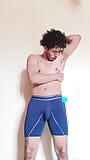 घर पर व्यायाम करने वाला लड़का कैमरे पर अपनी गांड और लंड दिखाता है snapshot 1