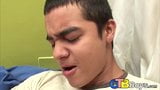 Latino-Twink, Arsch von riesigem Dildo gespielt, vor leidenschaftlichem Blowjob snapshot 6