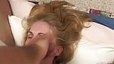 Blonde geile Schlampe bekommt eine riesige Ladung Sperma ins Gesicht, löffelt sie dann aus und isst sie! snapshot 19