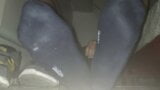 Șosete albastre transpirate și picioare goale cu ejaculare snapshot 7
