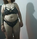 La matrigna in lingerie nera con grandi tette viene filmata dal figliastro snapshot 15