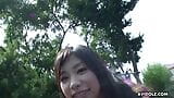 Brunette Jepang karin asahi membiarkan orang asing melakukan fingerfuck vagina berbulunya di jalan tanpa sensor. snapshot 3