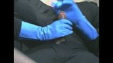 Rokende vrouw in blauwe rubberen handschoenen veroorzaakt een grote cumshot snapshot 9