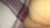 Cachonda esposa con peludo trasero masturbándose mientras mi esposo está en el baño snapshot 1