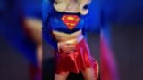 Supergirl in glänzendem Spandex neckt und spielt mit sich selbst snapshot 4